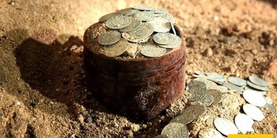 کنز من العملات عمره 400 عام یُکتشف تحت کنیسه قدیمه