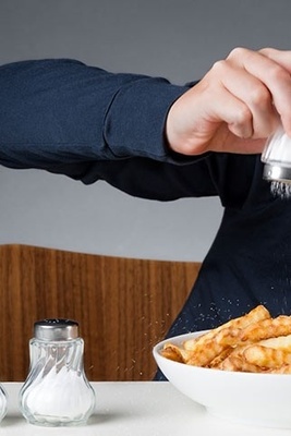 الملح الخفی فی طعام الأطفال: تهدید صامت للقلب والکلى