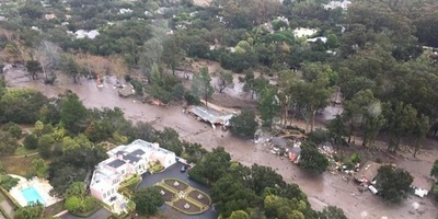 أمطار غزیره تغمر جنوب کالیفورنیا وتسبب فیضانات مفاجئه وانزلاقات طینیه