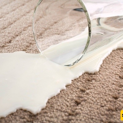 طرق ذهبیه لإزاله بقع الحلیب ورائحته من السجاد