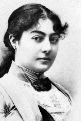 الحیاه الغامضه وهویه هذه المرأه من عصر القاجار: هل کانت المفضله لدى ناصر الدین شاه أم ملکه أوروبیه حزینه؟