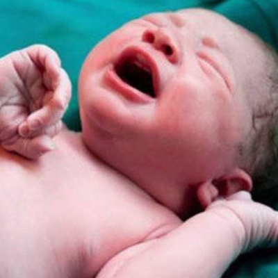 صوره لحظه ولاده طفل تجتاح العالم