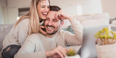 هل من الأفضل الزواج بامرأه عامله أم ربه منزل؟