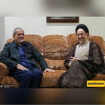 لقطه نادره من مدخل منزل مسعود پزشکیان أثناء استقبال سید محمد خاتمی + فیدیو / لقاء حمیم بین الرئیس السابق وأبناء پزشکیان