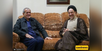 لقطه نادره من مدخل منزل مسعود پزشکیان أثناء استقبال سید محمد خاتمی + فیدیو / لقاء حمیم بین الرئیس السابق وأبناء پزشکیان
