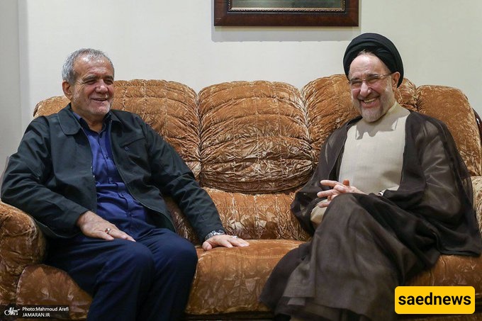 لقطه نادره من مدخل منزل مسعود پزشکیان أثناء استقبال سید محمد خاتمی + فیدیو / لقاء حمیم بین الرئیس السابق وأبناء پزشکیان