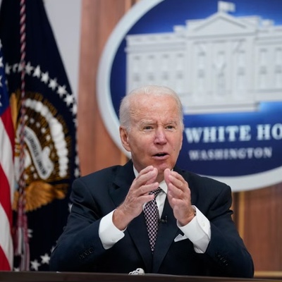 جو بایدن: رفعوا غطاء رأسی لیتحققوا إذا کان لدی دماغ أم لا! + فیدیو