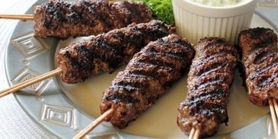 طریقه عمل کباب المقلاه المشوی على أسیاخ فی المنزل (سریع وسهل) + فیدیو تعلیمی