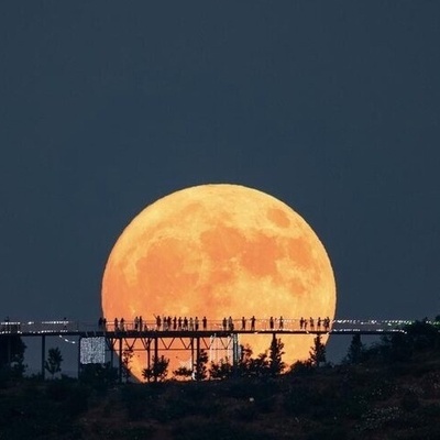 أکبر وأکثر قمر أزرق روعه سیضیء السماء لیله الأربعاء