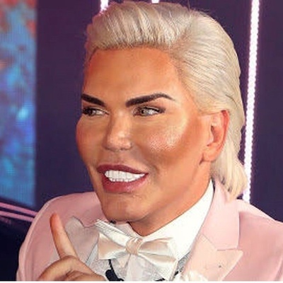 أخطر جراحه تجمیل للعین فی الهند: إلى أی حد یمکن أن تصل الحماقه؟