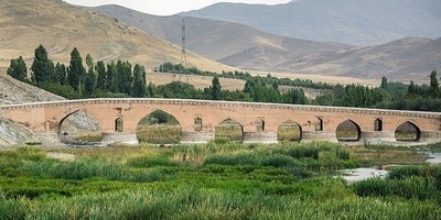 جسر قشلاق التاریخی: معلم سیاحی بارز فی إیران