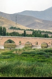 جسر قشلاق التاریخی: معلم سیاحی بارز فی إیران
