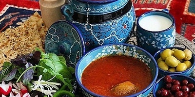 شوربه اللحم الإیرانیه التقلیدیه بنکهه البصل المزدوجه: طبق إیرانی کلاسیکی مع الطعم والرائحه الأصیله + صور