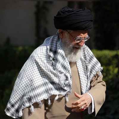 ما قصه الکوفیه التی یرتدیها دائمًا قائد إیران؟ / استعراض 4 وجهات نظر حول استخدام القائد للکوفیه