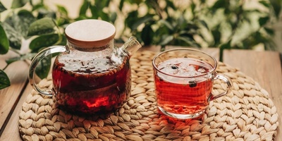 فوائد شای أوراق توت العلیق الأحمر: علاج عشبی طبیعی للنساء