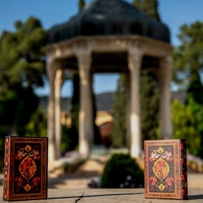 الاحتفال بلیله یَلدا عند قبر حافظ فی شیراز