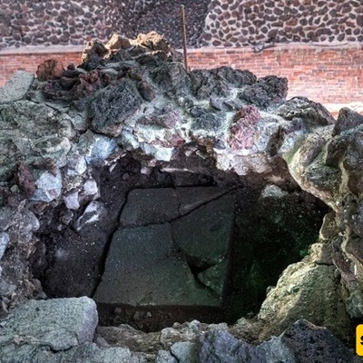 (صور) اکتشاف صندوق حجری یحتوی على تماثیل غامضه داخل معبد أثری