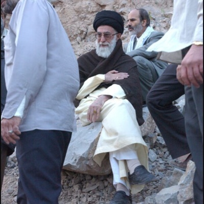 أی من أبناء قائد الثوره الإسلامیه فی إیران یرافقونه فی رحلات التسلق؟ + صور