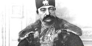 الأسلوب الغریب فی اللباس والأکل لدى ناصر الدین شاه القاجاری