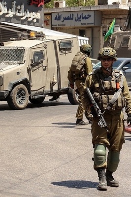 قوات إسرائیلیه تداهم منازل فی منطقه القنیطره بسوریا، وفق مصادر