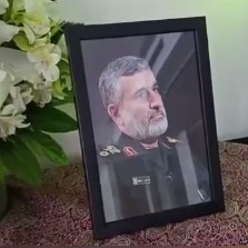 لمحه داخل منزل القائد الشهید للحرس الثوری حاجی‌زاده: بیت دافئ بدیکور أخضر أنیق وتنسیق جمیل لأزهار الزاموفلیا على طاوله الاستقبال + صور