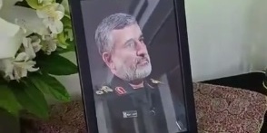 لمحه داخل منزل القائد الشهید للحرس الثوری حاجی‌زاده: بیت دافئ بدیکور أخضر أنیق وتنسیق جمیل لأزهار الزاموفلیا على طاوله الاستقبال + صور
