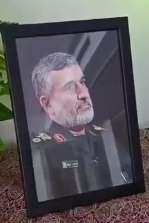 لمحه داخل منزل القائد الشهید للحرس الثوری حاجی‌زاده: بیت دافئ بدیکور أخضر أنیق وتنسیق جمیل لأزهار الزاموفلیا على طاوله الاستقبال + صور