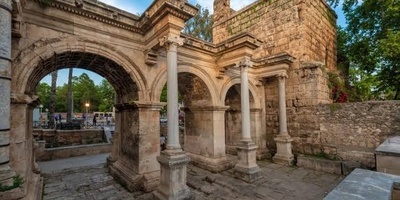 بوابه هادریان: أهم وأجمل معلم تاریخی فی أنطالیا