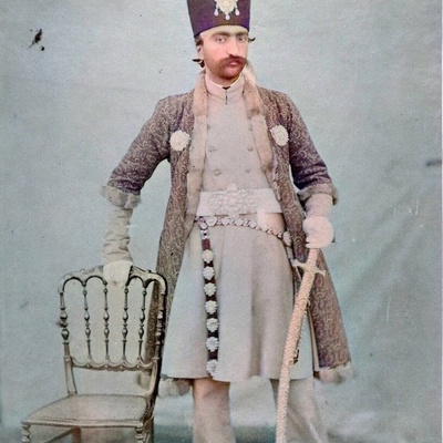 الکشف لأول مره عن مندیل ناصر الدین شاه الملطخ بالدم، وکرسی وفاته، والنقوش الذهبیه من قبره