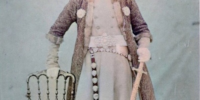 الکشف لأول مره عن مندیل ناصر الدین شاه الملطخ بالدم، وکرسی وفاته، والنقوش الذهبیه من قبره