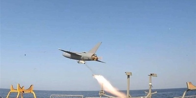 الحرس الثوری الإیرانی ینفذ هجومًا بسرب من الطائرات المسیّره على قاعده الظفره الجویه