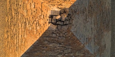 صوره تاریخیه: مصوّر فوق أهرامات مصر قبل 124 عامًا — تخیّل شعور الخوف عند النظر إلى الأسفل!