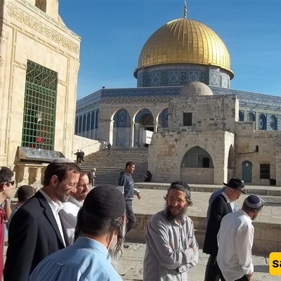 مستوطنون یقتحمون الأقصى ویؤدون طقوسًا تلمودیه تحت حراسه الاحتلال