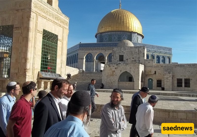 مستوطنون یقتحمون الأقصى ویؤدون طقوسًا تلمودیه تحت حراسه الاحتلال