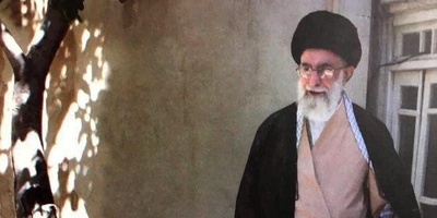 صوره رائجه لرف الکتب ونافذه تطل على فناء منزل والد قائد الثوره فی مشهد + صور/ منزل عادی وبسیط بین الناس