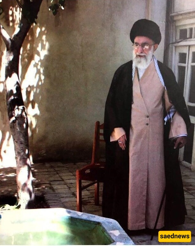 صوره رائجه لرف الکتب ونافذه تطل على فناء منزل والد قائد الثوره فی مشهد + صور/ منزل عادی وبسیط بین الناس