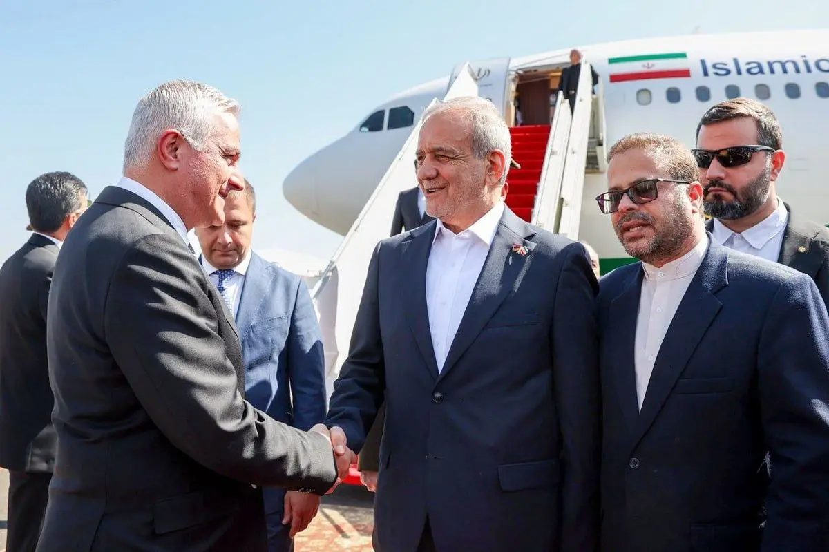 رئیس إیران مسعود پزشکیان یصل یریفان فی زیاره رسمیه + صور