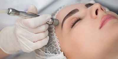 کیف تساعد تقنیه التقشیر الدقیق للجلد على تجدید البشره؟