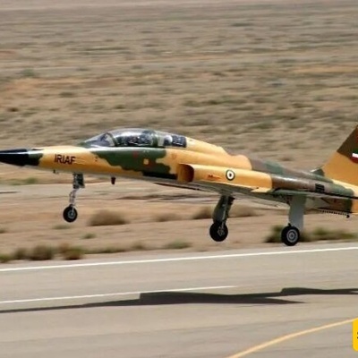 طائره مقاتله إیرانیه من طراز F-5 تُلحق أضرارًا بملیارات الدولارات فی قواعد أمریکیه وتُزعزع هیبه قوه عظمى