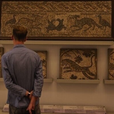 قطع أثریه لا تُقدّر بثمن تُسرق من المتحف الوطنی السوری!