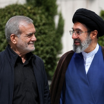 عاجل | بزشکیان یلتقی المرشد الأعلى لإیران مع بدء عامه الثالث فی منصبه؛ سُبل معیشه المواطنین ومستقبل الحرب على رأس جدول الأعمال