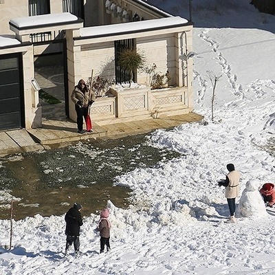 یتدفق الناس إلى تلال سنندج المغطاه بالثلوج للترفیه الشتوی