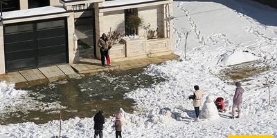 یتدفق الناس إلى تلال سنندج المغطاه بالثلوج للترفیه الشتوی