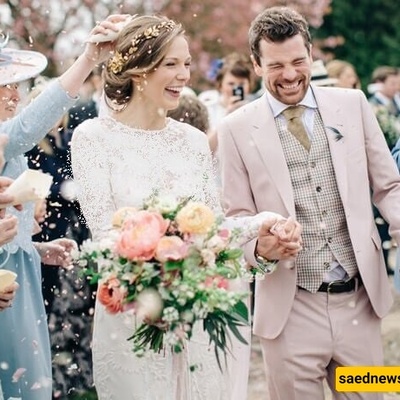 عریس بذراع ورجل مکسوره یرتدی الملابس الداخلیه یقف بجانب عروس أنیقه فی حفل زفاف لا یُنسى — ولن ینساه أبدًا 😂