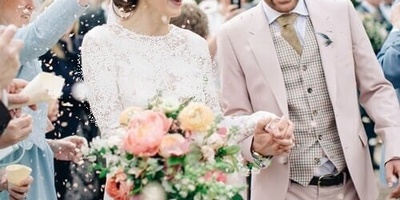 عریس بذراع ورجل مکسوره یرتدی الملابس الداخلیه یقف بجانب عروس أنیقه فی حفل زفاف لا یُنسى — ولن ینساه أبدًا 😂