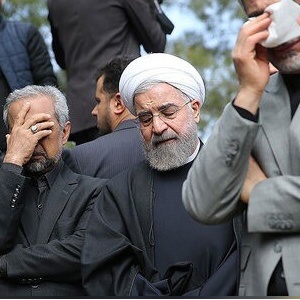 شکر وامتنان حسن روحانی للزعیم الإیرانی على حضوره مراسم تأبین والدته: من استقباله أمام المسجد إلى مرافقته عند مغادره المجلس + صور