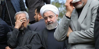 شکر وامتنان حسن روحانی للزعیم الإیرانی على حضوره مراسم تأبین والدته: من استقباله أمام المسجد إلى مرافقته عند مغادره المجلس + صور