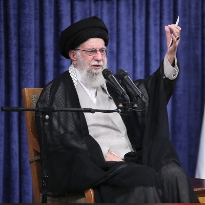 کیف واجه خامنئی ضربات الولایات المتحده وإسرائیل وعزز دفاع إیران، بحسب لاریجانی