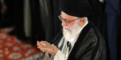 نجل مالک شرکه "فیات" ونادی "یوفنتوس" یشارک فی صلاه الجمعه بطهران خلف قائد الثوره الإسلامیه + صوره