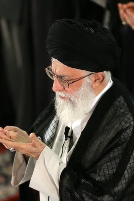 نجل مالک شرکه "فیات" ونادی "یوفنتوس" یشارک فی صلاه الجمعه بطهران خلف قائد الثوره الإسلامیه + صوره